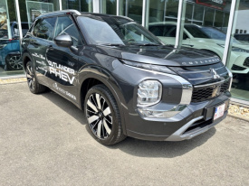 Mitsubishi Nový Outlander PHEV 2.4 MIVEC + 2 elektromotory INSTYLE+