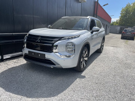 Mitsubishi Nový Outlander PHEV 2.4 MIVEC + 2 elektromotory INSTYLE+