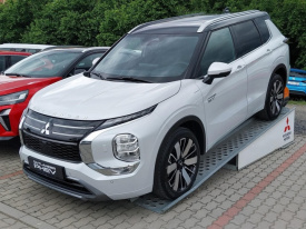 Mitsubishi Nový Outlander PHEV 2.4 MIVEC + 2 elektromotory INSTYLE
