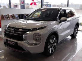Mitsubishi Nový Outlander PHEV 2.4 MIVEC + 2 elektromotory INSTYLE