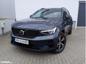 !! AKCIA !! VOLVO XC40 B3 FWD 120kW PLUS/DARK AT7 + poloelektrické ťažné zariadenie a zadný spojler
