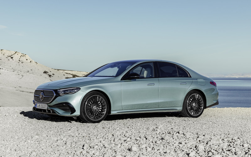 Mercedes-Benz uvádza na trh úplne novú triedu E, a to ako sedan aj kombi