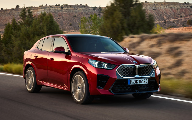 BMW ukázalo X2 druhej generácie premiérovo aj v čisto elektrickom vyhotovení iX2